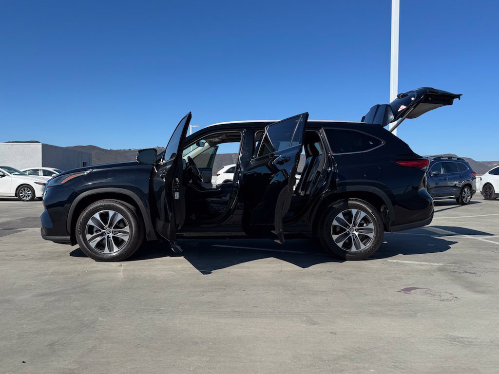 Used 2022 Toyota Highlander XLE FWD image 28