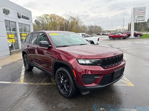 Used 2024 Jeep Grand Cherokee Altitude AWD/4WD image 7
