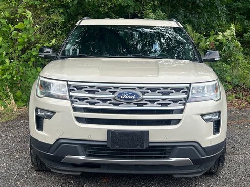 Used 2018 Ford Explorer XLT w/ Equipment Group 202A AWD/4WD image 8