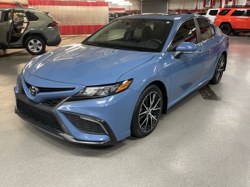 Used 2023 Toyota Camry SE w/ Cold Weather Package image 5