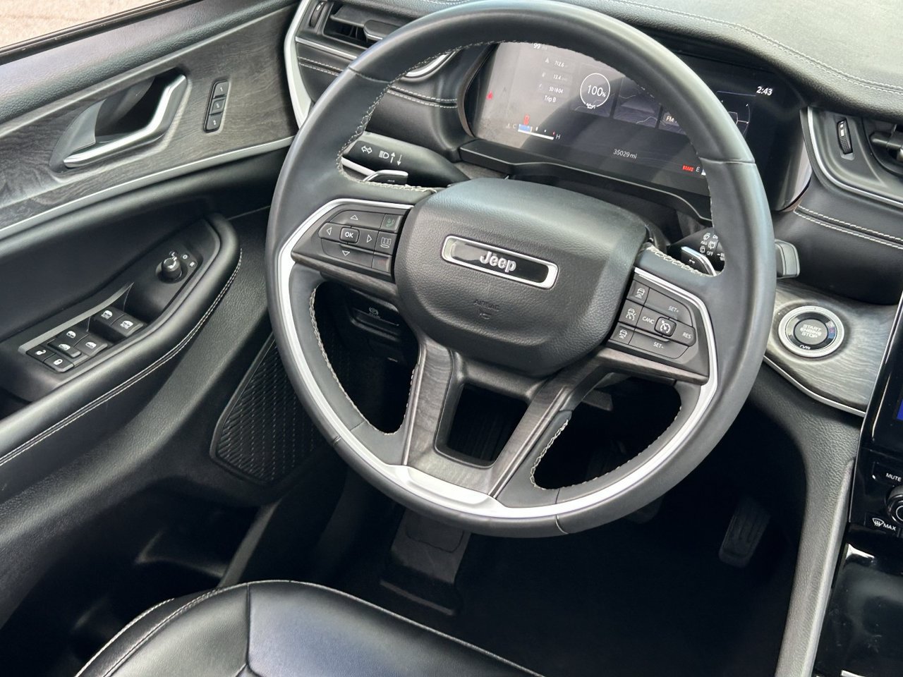 Used 2023 Jeep Grand Cherokee Limited AWD/4WD image 17
