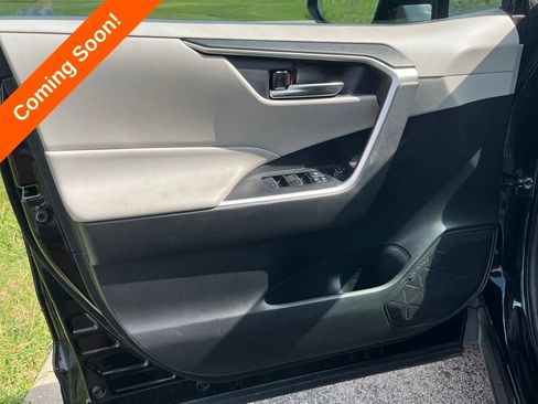 Used 2022 Toyota RAV4 XLE AWD/4WD image 16