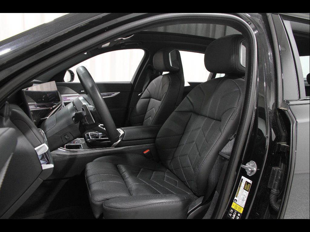 Used 2024 BMW 760i xDrive AWD/4WD image 5