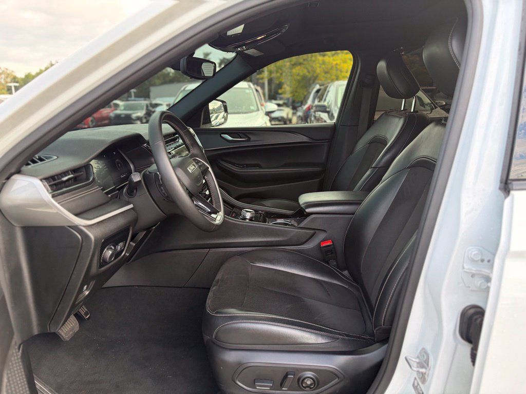 Used 2023 Jeep Grand Cherokee L Laredo AWD/4WD image 25