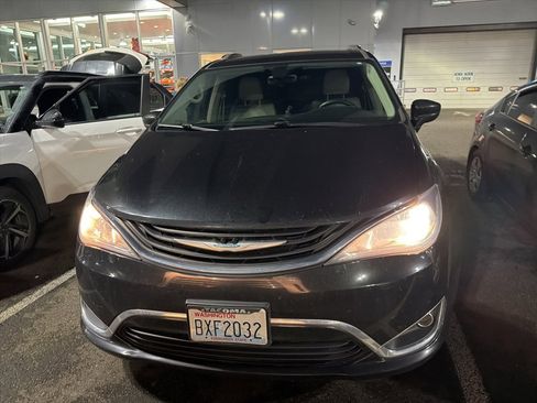 Certified 2018 Chrysler Pacifica Touring-L image 2