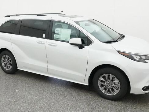 New 2026 Toyota Sienna XLE image 12