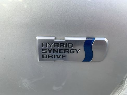 Used 2016 Toyota Prius V Five image 25