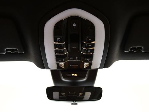 Used 2025 Porsche Macan image 19