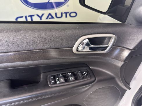 Used 2018 Jeep Grand Cherokee Altitude image 15