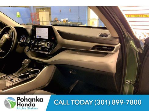 Used 2023 Toyota Highlander LE AWD/4WD image 17