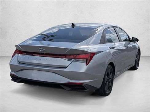 Used 2022 Hyundai Elantra SEL w/ Convenience Package FWD image 5