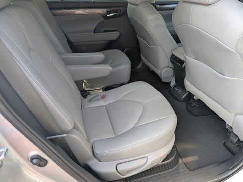 Used 2022 Toyota Highlander Limited image 14