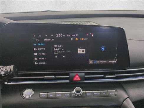 Certified 2025 Hyundai Elantra Limited FWD image 18