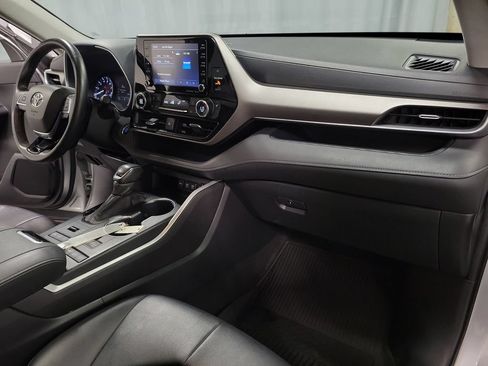 Used 2020 Toyota Highlander XLE AWD/4WD image 37