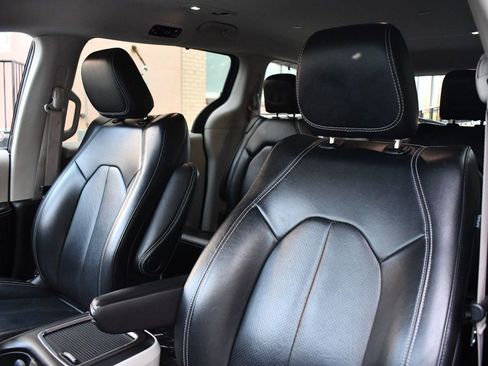 Used 2022 Chrysler Pacifica Touring-L image 22