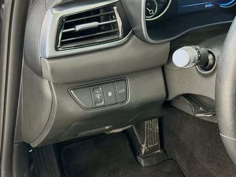 Used 2025 Genesis G70 2.5T image 17