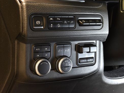 Used 2021 GMC Yukon Denali w/ Denali Premium Package image 19