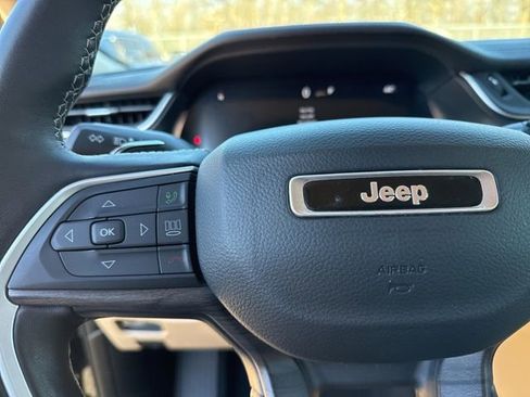 Used 2022 Jeep Grand Cherokee Limited w/ Luxury Tech Group II image 37