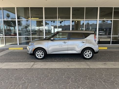 Used 2025 Kia Soul LX w/ LX Technology Package image 2