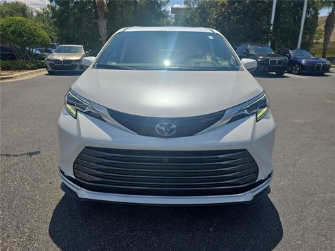 Used 2024 Toyota Sienna Platinum image 2