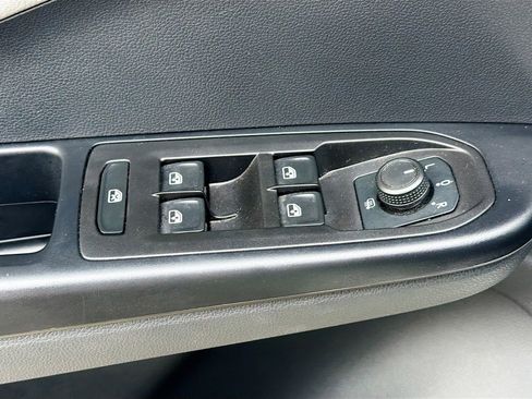 Used 2023 Volkswagen Taos SE w/ Panoramic Sunroof Package image 19