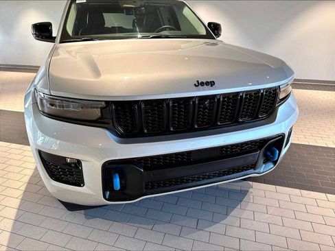 Used 2023 Jeep Grand Cherokee 30th Anniversary AWD/4WD image 32