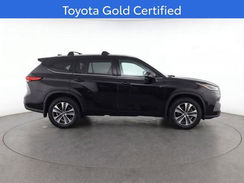 Used 2021 Toyota Highlander XLE FWD image 2