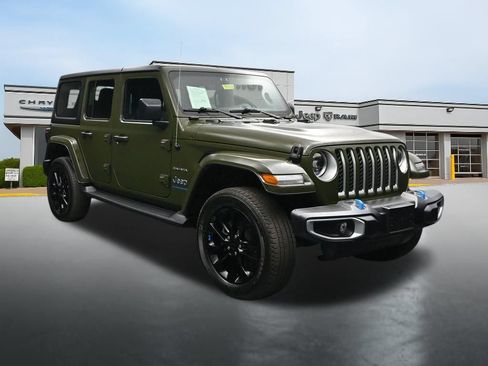 Used 2023 Jeep Wrangler Unlimited Sahara w/ Cold Weather Group AWD/4WD image 7
