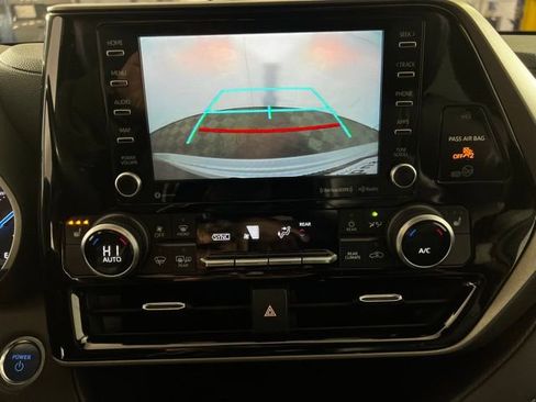 Used 2020 Toyota Highlander XLE image 27