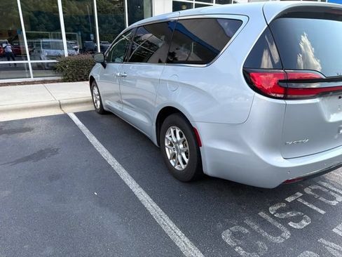Used 2024 Chrysler Pacifica Touring-L FWD image 9