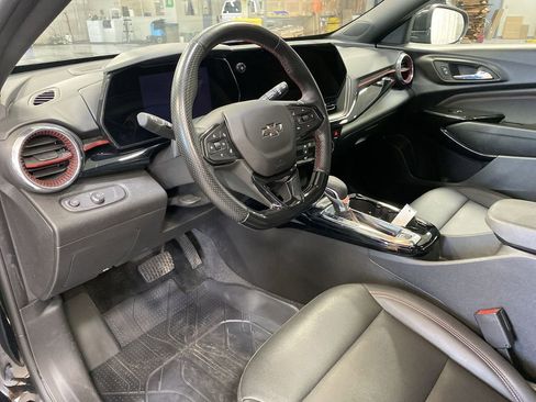 Used 2024 Chevrolet Trax RS w/ Sunroof Package FWD image 13