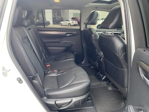 Used 2023 Toyota Highlander Limited image 15