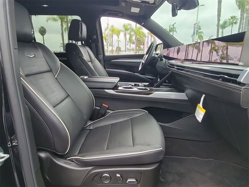Used 2025 Cadillac Escalade ESV Premium Luxury image 28