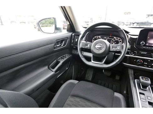 Used 2025 Nissan Pathfinder SV image 6