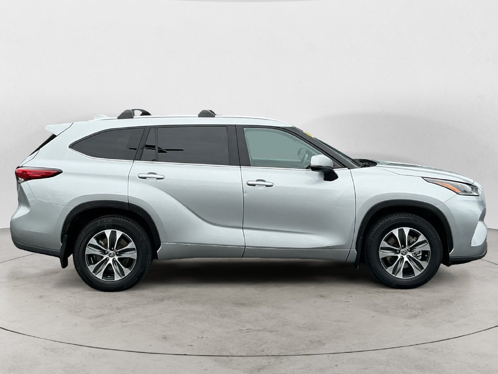 Used 2021 Toyota Highlander XLE AWD/4WD image 4