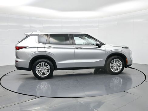 Used 2022 Mitsubishi Outlander ES image 18