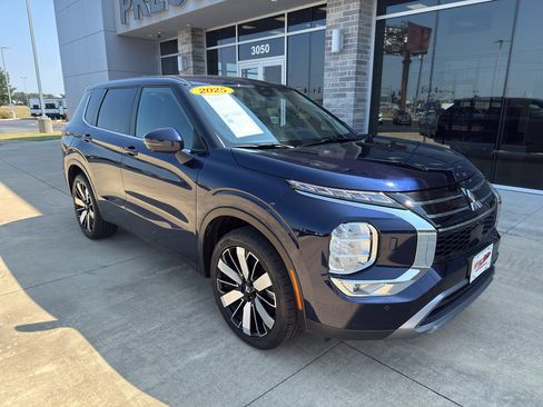 Used 2025 Mitsubishi Outlander SE AWD/4WD image 2