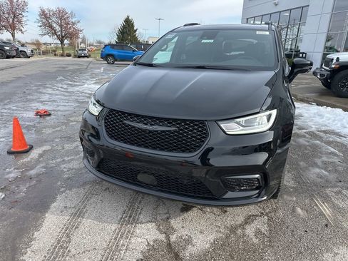 New 2026 Chrysler Pacifica Limited w/ Uconnect Theater Family Group image 11