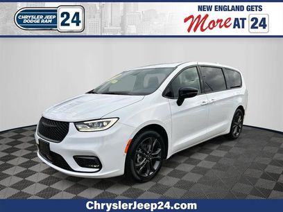 Used 2026 Chrysler Pacifica Select