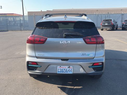 Used 2022 Kia Niro EX w/ Cold Weather Package FWD image 6
