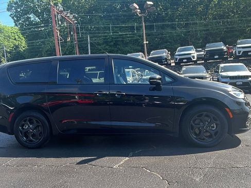 Certified 2023 Chrysler Pacifica Touring-L w/ S Appearance Package FWD image 4