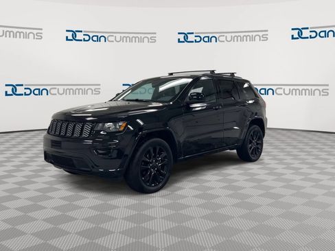 Used 2019 Jeep Grand Cherokee Altitude AWD/4WD image 4