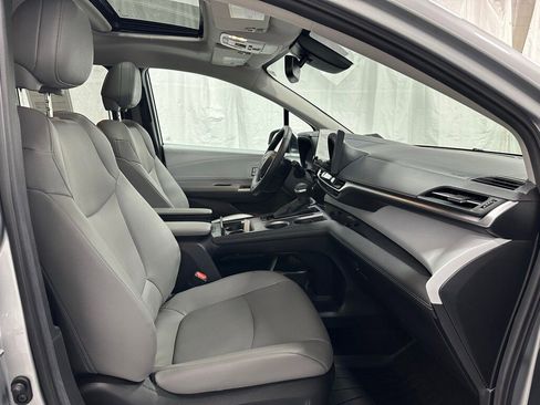 Used 2025 Toyota Sienna XLE image 66