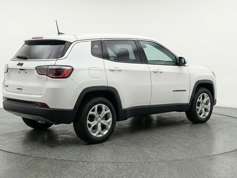 Used 2025 Jeep Compass Latitude AWD/4WD image 9