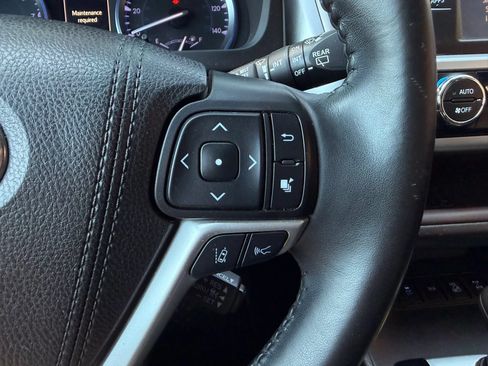 Used 2019 Toyota Highlander XLE AWD/4WD image 19