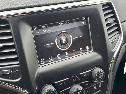 Used 2020 Jeep Grand Cherokee Laredo AWD/4WD image 26