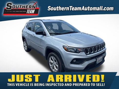 Used 2024 Jeep Compass Latitude AWD/4WD image 1