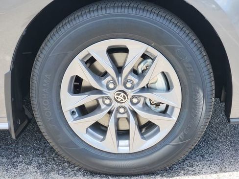 New 2026 Toyota Sienna XLE image 8