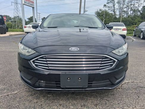 Used 2018 Ford Fusion SE w/ Fusion SE Technology Package FWD image 2