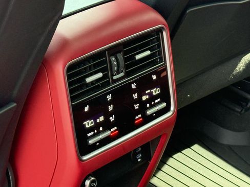 Used 2022 Porsche Cayenne AWD/4WD image 6